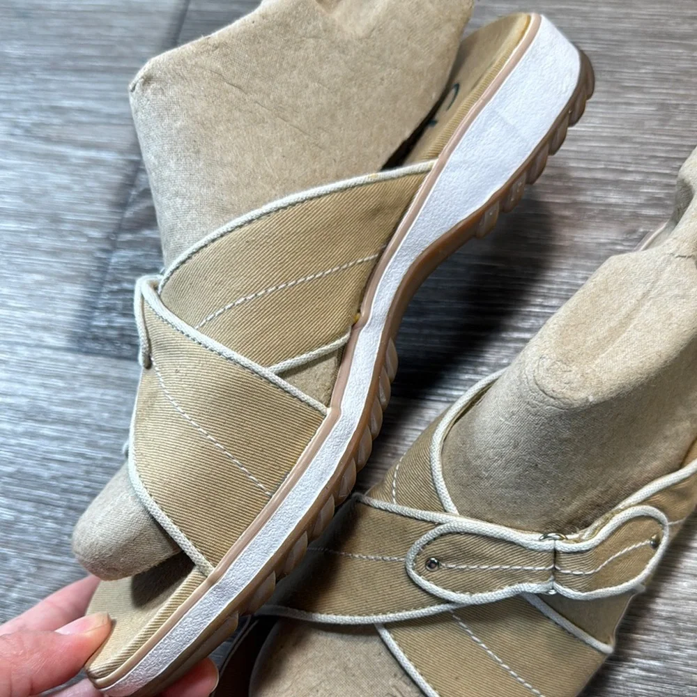 Clarks Tan Strappy flats comfortable Sandals woman’s 8.5 (b223)